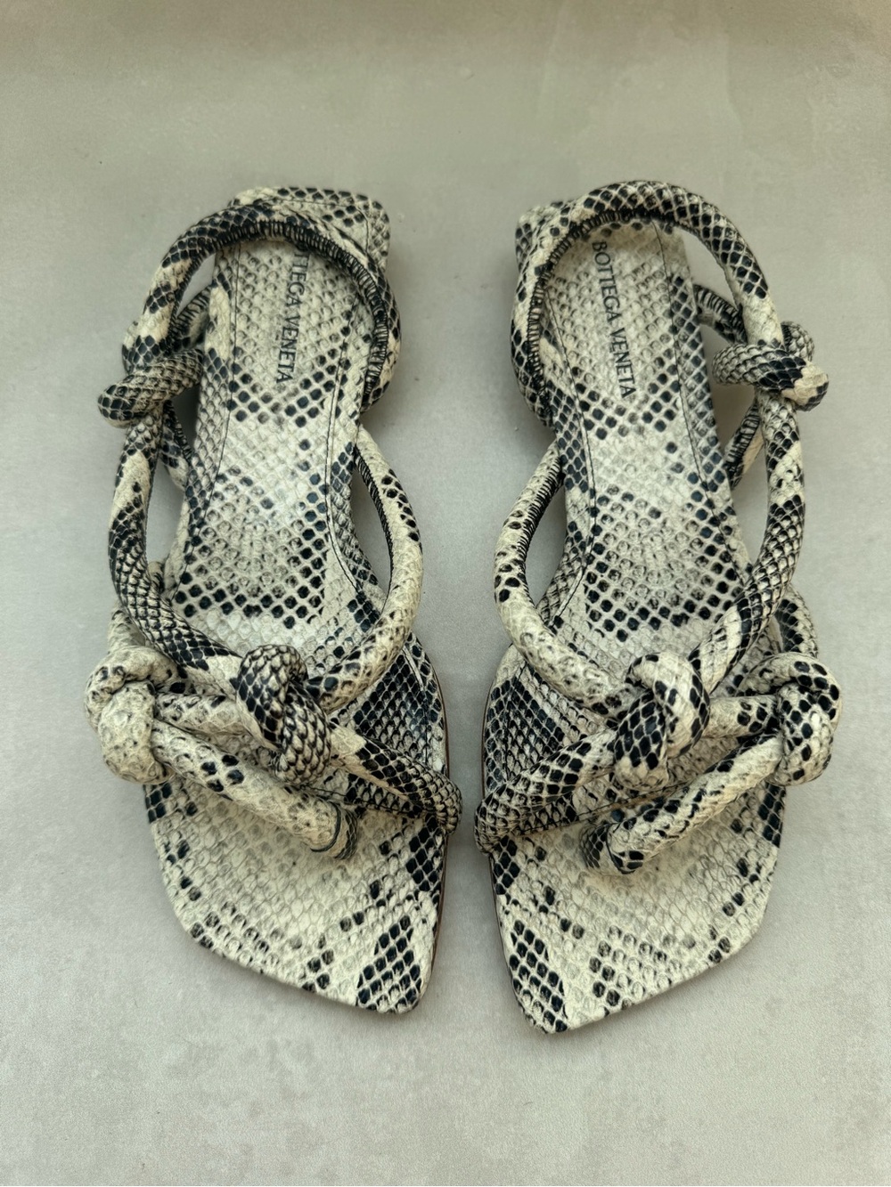Bottega Veneta Jimbo Black & Cream Snakeskin Knot-Detail Sandals - Picture 2 of 15